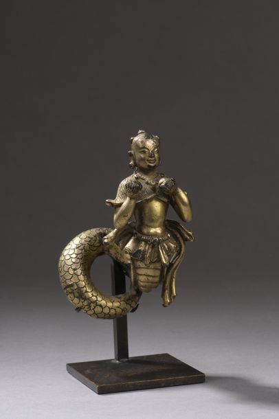 null TIBET - XVIIIe siècle Statuette de naga à tête d'enfant tenant dans ses mains...