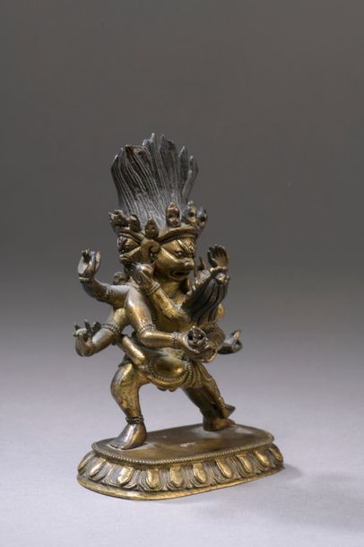 null TIBET - XVIIIe siècle Statuette en bronze doré de Hayagriva à trois têtes et...