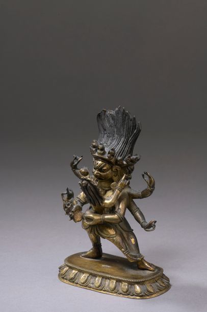 null TIBET - XVIIIe siècle Statuette en bronze doré de Hayagriva à trois têtes et...