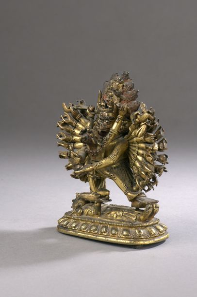 null TIBET - XVIIIe siècle Statuette de Vajrabhairava en bronze doré à tête de taureau...