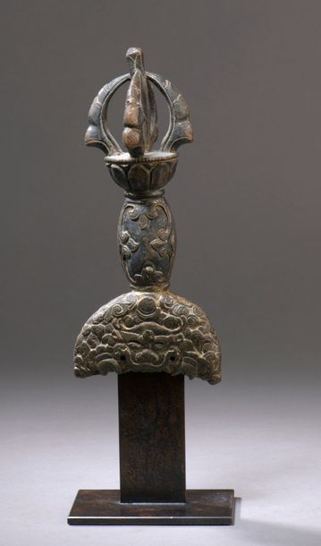 null TIBET - XVIIIe siècle Manche de kartika en bronze à trace de dorure à décor...