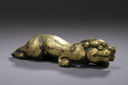null TIBET - XVIIIe siècle Statuette en bronze doré de qilin à une corne marchant...