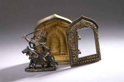 null TIBET - XVIIIe siècle Autel portatif Ga'u en bronze doré à décor de deux dragons,...