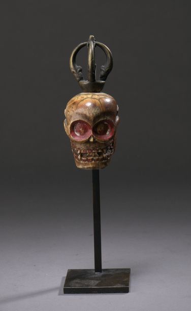 null TIBET - 18th / 19th century Ivory skull, cavities and teeth red lacquered, surmounted...