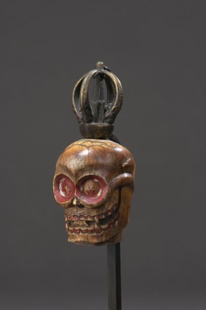 null TIBET - 18th / 19th century Ivory skull, cavities and teeth red lacquered, surmounted...