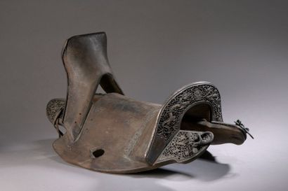 null TIBET - 18th/19th century Wooden saddle and iron ornament of dragons among the...