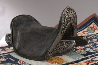 null TIBET - XIXth century Saddle in wood and iron partially gilded with dragons...