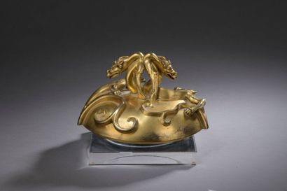 null CHINA - MING Era (1368 - 1644) Gilt bronze perfume burner lid, the grip formed...