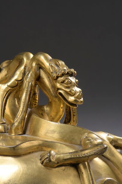 null CHINE - Époque MING (1368 - 1644) Couvercle de brûle-parfum en bronze doré,...