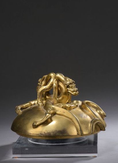 null CHINA - MING Era (1368 - 1644) Gilt bronze perfume burner lid, the grip formed...