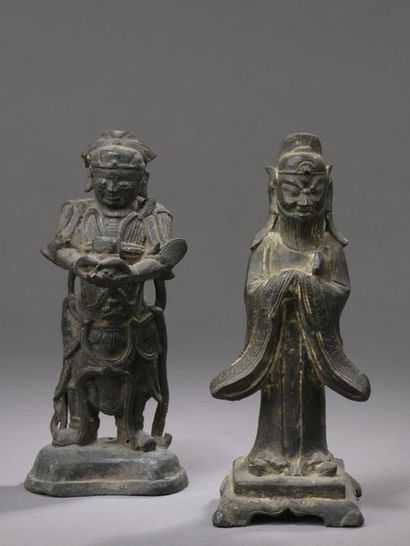 null CHINA - MING Period (1368 - 1644) Two bronze statuettes with a brown patina,...