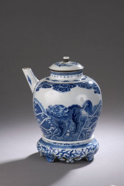null VIETNAM, Hue - XIXth century Blue enamelled white porcelain pot without handle...