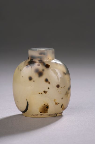 null CHINA - XIXth century Rounded square snuffbox bottle in grey agate with black...