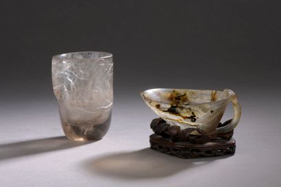 null CHINA - XIXth century Carved agate bowl, the handle decorated with a finial...