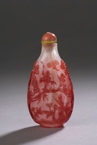 null CHINA - XIXth century Piriform snuffbox bottle in red overlay glass on a bubbled...