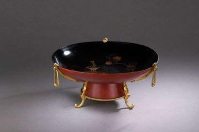 null JAPON - Époque EDO (1603-1868) Grande coupe sur pied en laque noire à décor...