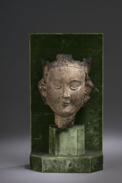 null Crowned HEAD OF A VIRGIN in walnut wood carved with remains of polychromy Ile-de-France,...
