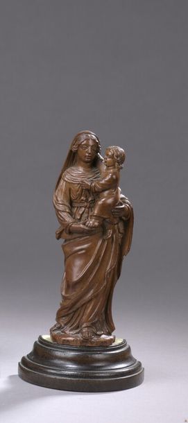 null VIERGE À L'ENFANT en bois fruitier sculpté en ronde-bosse XVIIe siècle H. 15...