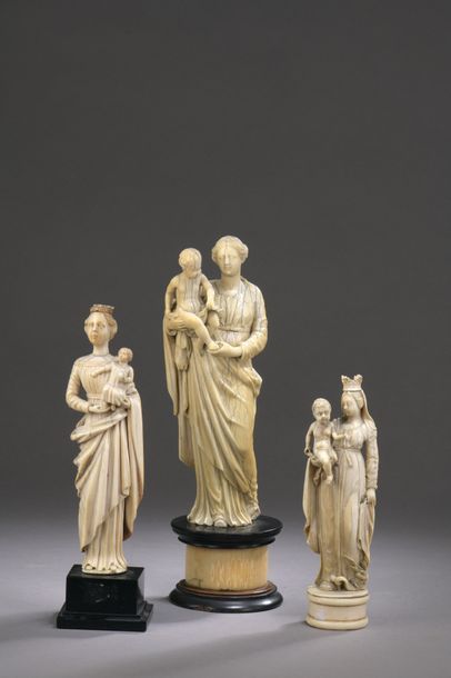 null VIERGE À L'ENFANT en ivoire sculpté en ronde-bosse XVIIe siècle H.17,5 cm LF...
