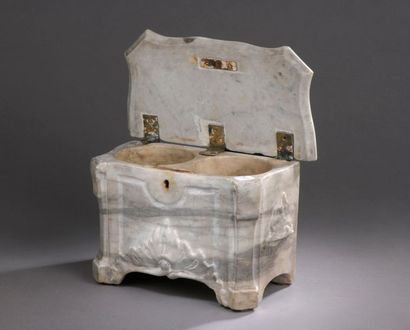 null BOÎTE à viscères en marbre blanc veiné gris. XVIIIe siècle H. 18 cm - L. 26,4...