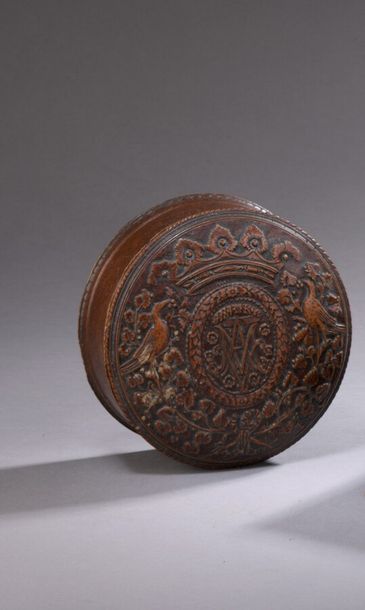 null Toiletry box in Saint Lucia wood, circular shape, lid carved in bas-relief with...