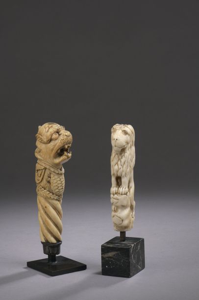 null MANCHE DE COUTEAU en os sculpté en ronde-bosse représentant un lion debout dressé...