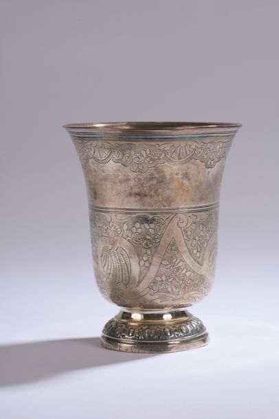 null Silver tulip-shaped TIMBAL with engraved decoration on two registers of shells...