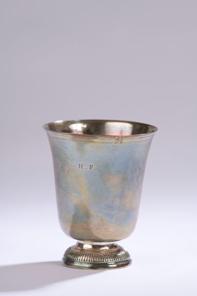 null TIMBALE tulip in plain silver, the pedestal with gadroons, engraved: "L. Miltat...
