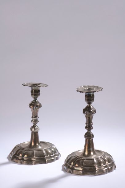null TWO FLAMBEAUX forming a silver pair, each of them resting on a round foot with...