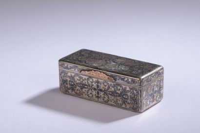 null SMALL rectangular SILVER TABATIÈRE with niello decoration, all sides, of foliage...