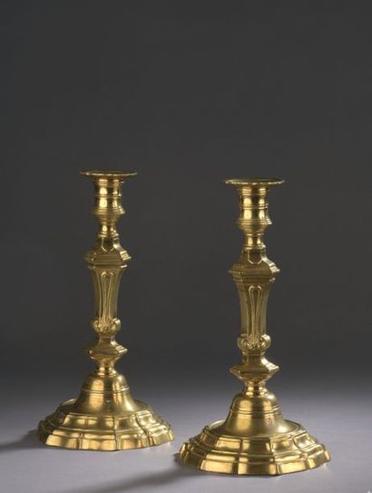 null PAIR OF FLAMBEAUX in gilded bronze, the baluster shaft with sides and decorated...