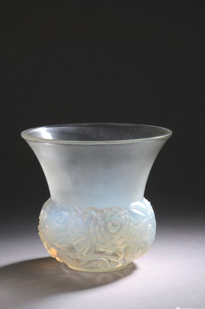 null René LALIQUE (1860 - 1945) VASE Renoncules en verre moulé pressé satiné opalescent,...