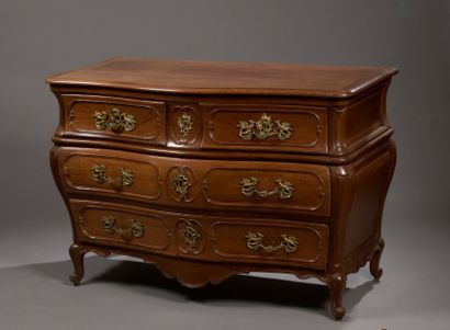 null Moulded and sculpted mahogany curved COMMODE, opening with four drawers on three...