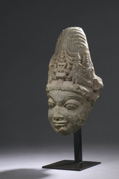 null CENTRAL INDIA - Medieval period, 10th / 13th century Shiva's head in grey sandstone,...