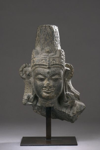 null INDIA - Medieval period, 11th / 13th century Head of male deity (probably Vishnu),...