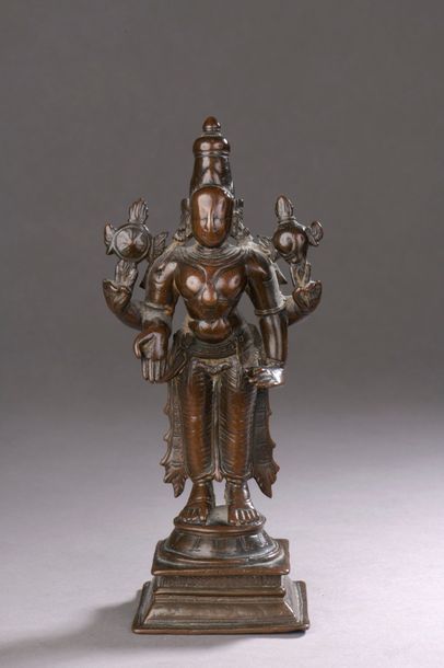 null INDE - XIVe/XVe siècle Statuette en bronze à patine brune de Vishnu à quatre...