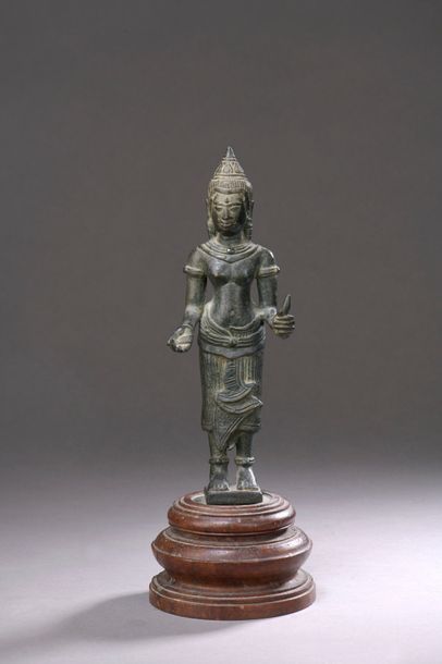 null CAMBODIA - Khmer period, 10th / 13th century Bronze statuette with green patina...