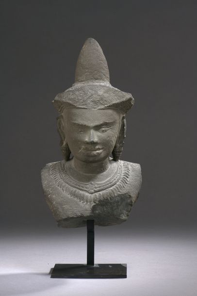 null CAMBODIA - Khmer period, ANGKOR VAT, 12th century Bust of Vishnu in grey sandstone,...