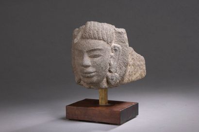 null CAMBODIA - Khmer period, ANGKOR VAT, 12th century Beige sandstone Vishnu head,...