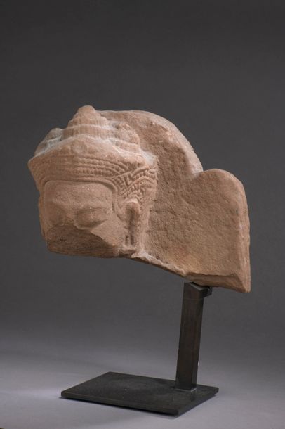 null CAMBODGE - Période khmère, ANGKOR VAT, XIIe siècle Fragment d'une partie supérieure...