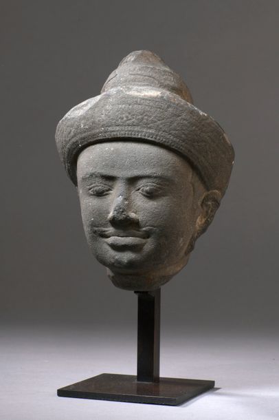 null CAMBODIA - Khmer period, ANGKOR VAT, 12th century Gray sandstone head of Vishnu,...