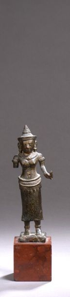 null CAMBODGE - Période khmère, ANGKOR VAT, XIIe siècle Statuette d'Uma debout en...