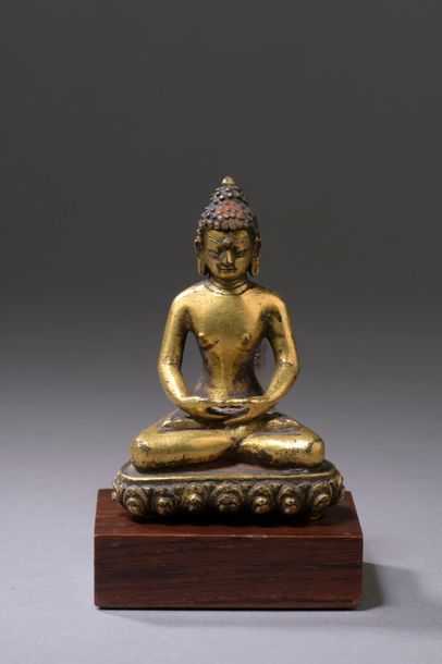 null NÉPAL - XVIe/XVIIe siècle Statuette en bronze doré de bouddha assis en padmasana...