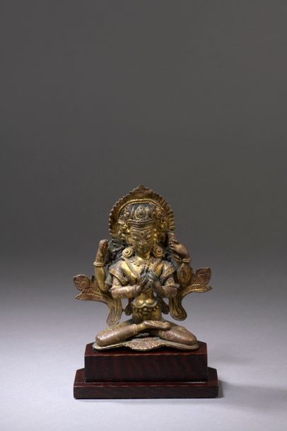 null NÉPAL - XVIIe siècle Statuette en bronze doré de Prajnaparamita à quatre bras...