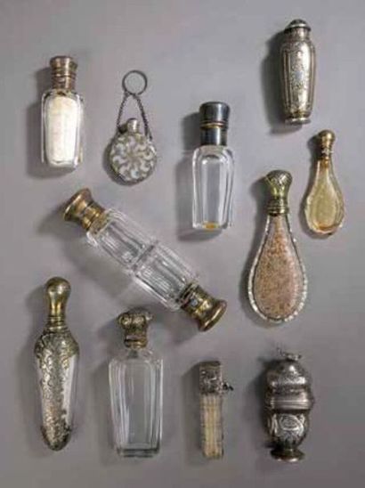 null Onze flacons à sel en cristal et métal. XIXe siècle L. 4,3 cm à 13 cm