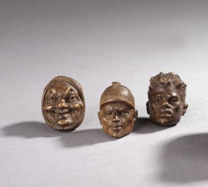 null Trois boutons en bois sculpté à figuration humaine Circa 1890 H. 3,2 cm 