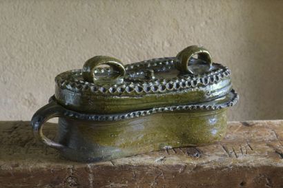 null Terrine en terre rosée à glaçure vert bouteille. Corps violonné doté de quatre...