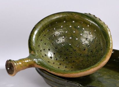 null Hemispherical colander with a tubular handle and an opposing gripping ear. NORMANDY...