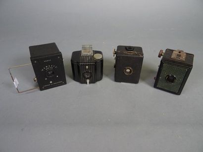 null Lot de trois petits Box :
- Box Tengor Zeiss Ikon 
- Kodak Hawkeye 127
- Box...