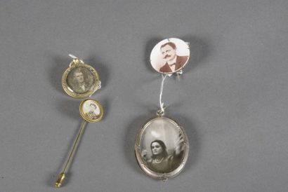 null Lot comprenant : un pendentif rond en laiton contenant un daguerréotype Portrait...